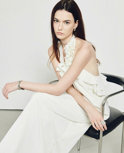 Vestido blanco con volantes y cuello Halter, exquisito detalle de flores en 3D hecho en Vietnam - Product Image 3