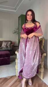 Ensemble Kurta pour femme en velours de viscose lourd moderne avec broderie et sequins - Tenue de mariage/fête/décontractée - Product Image 3