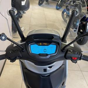 Scooter de Dos Ruedas Inteligente PIAGGIO BEVERLY 400 S ABS-ASR con Motor sin Escobillas y Conectividad con Aplicaciones - Product Image 2