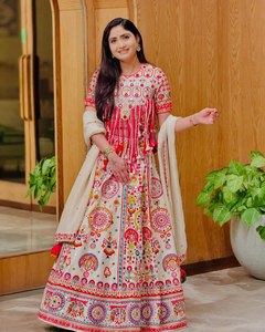 Lehenga choli ผ้าใยไหมหนาผ้าฝ้ายมัสลินขนาดใหญ่ดีไซน์ใหม่สไตล์โมเดิร์น - Product Image 5