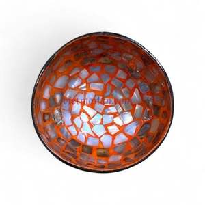 Bol en coquille de noix de coco fait à la main avec incrustation de nacre pour la présentation des aliments sur la table à manger en provenance du Vietnam - Product Image 3