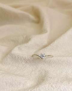 Anillo de compromiso solitario con circonita de corte corazón de 5 mm y engaste de puntas, banda de boda moderna en forma de V Chevron, plata de ley 925, regalo para mujer - Product Image 6