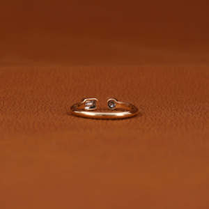 Bague de fiançailles solitaire de luxe classique en or 14 carats avec diamant de laboratoire taille émeraude et taille rond, sertie clos - Product Image 4