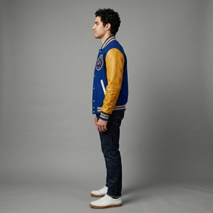 Chaqueta Universitaria Azul Rey con Detalles Dorados, Cuerpo de Lana, Mangas de Cuero, Cuello y Puños de Punto Acanalado, Cierre Frontal con Broches, Logotipo Personalizado, Ropa Urbana para Hombre - Product Image 3