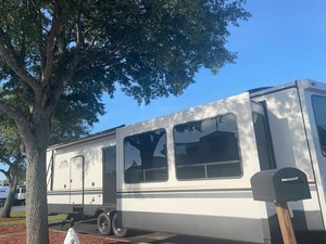 Mobil-home d'occasion 2022 F-o-r-e-s-t Riv-er Cedar Creek Cottage 40CFK2 prêt à la vente - Product Image 5
