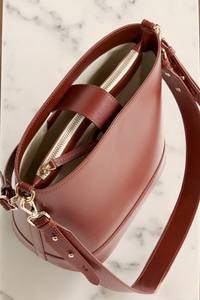 Sac à dos en cuir brun Royal Edition avec design compact et texture lisse - Product Image 3