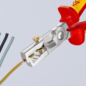 KNIPEX StriX Dénudeur de fils 180 mm VDE avec poignées multi-composants chromées pour la gestion des câbles et les accessoires - Product Image 4