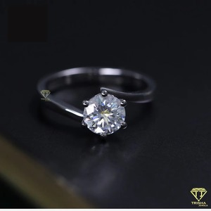 Alta demanda Moissanite Anillo de compromiso Cojín Corte brillante con color plateado para mujeres Disponible a un precio asequible - Product Image 4