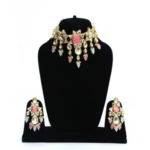 Conjunto de Joyería Fina Pink Tumble Polki para Mujer, Collar de Gargantilla Vintage de Lujo con Pendientes y Maang Tikka, Chapado en Oro - Product Image 1