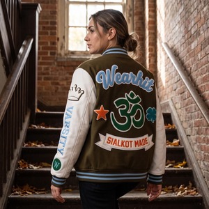 Chaqueta Varsity Gruesa con Parches de Chenille, Color Verde Oliva, Mangas de Cuero Blanco, Forro de Satén, Fabricada en Sialkot, OEM - Product Image 5