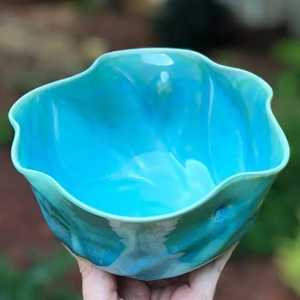 Ensemble de bols en résine turquoise sophistiqués avec assiette assortie, surface marbrée artisanale, décoration de table contemporaine de luxe pour la maison - Product Image 3