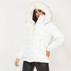 Veste matelassée pour femme en duvet blanc sur mesure à forte demande, capuche en fausse fourrure, fermeture éclair intégrale, design matelassé, rembourrage en coton, veste d'hiver à bulles - Product Image 1
