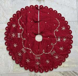 Jupe de sapin de Noël faite à la main avec de belles perles de créateur pour rehausser le look de tout arrangement d'arbre festif - Product Image 1