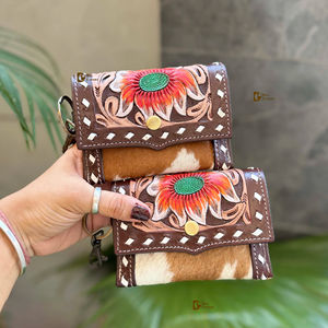 Vente en gros de bracelet en cuir de fourrure de vache porte-monnaie pour femmes nouveau mini portefeuille de sculpture usiné à la main multi-usage cadeau de style occidental - Product Image 1