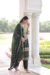 Salwar Kameez de style pakistanais et indien de qualité standard avec un travail de broderie lourd en faux georgette pour les tenues de fête - Product Image 4