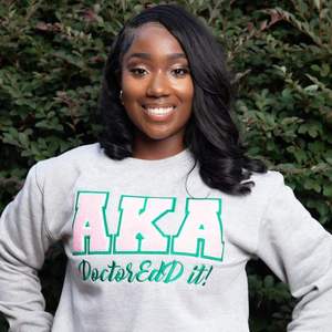 Sweat-shirt à manches longues gris sororité pour femmes grecques 2025 avec lettres XAKA roses et vertes, mélange de coton décontracté personnalisé - Product Image 2