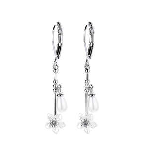 Orecchini pendenti a leva floreali in argento sterling e perle coltivate - Product Image 1