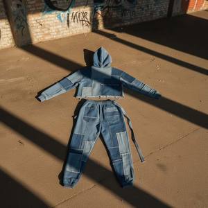 Ensemble de survêtement pour femme en denim patchwork bleu en coton, avec sweat à capuche déstructuré à coutures brutes et pantalon de jogging ajusté respirant, deux pièces - Product Image 5