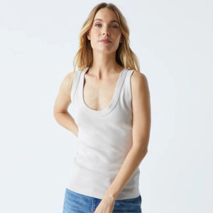 Blusa Ligera Elegante con Cuello Redondo para Mujer-Tela Fluida Ideal para Oficina o Ropa de Noche Disponible en Tonos Clásicos - Product Image 4