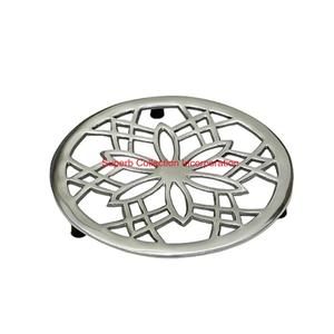 Dessous de plat rustique vintage en fonte ronde décorative manique en métal résistant à la chaleur support d'ustensiles de cuisine et décoration intérieure Accent en vente - Product Image 4