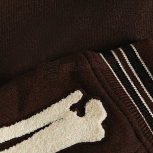 Cómoda chaqueta universitaria para hombre con forro interior transpirable bordado con cuello levantado estilo callejero para invierno - Product Image 5