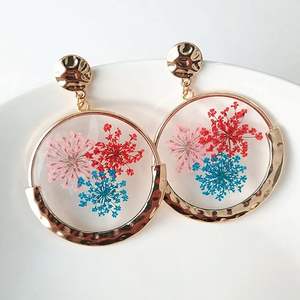 ต่างหูเรซิ่นอีพ็อกซี่ทำมือ ลายดอกไม้ คุณภาพสูง ผสมสีธรรมชาติ แฟชั่นร่วมสมัย เป็นมิตรกับสิ่งแวดล้อม - Product Image 2