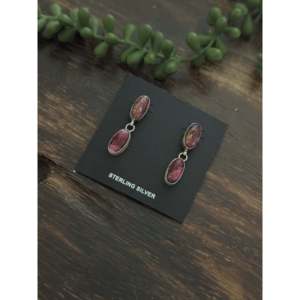 Pendientes Colgantes Hechos a Mano por Navajo con Turquesa Morada de Mohave y Plata de Ley, Diseño de Gota - Product Image 3
