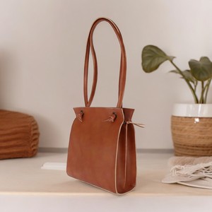 กระเป๋าโท้ทหนังที่สง่างามมรดกที่มีผิวเรียบและรูปร่างกะทัดรัด - Product Image 1