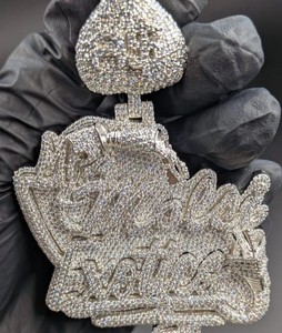 Colgante de lujo chapado en rodio con diamante de moissanita VVS de corte redondo en plata de ley 925 para uso diario. - Product Image 1