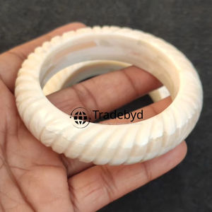 Brazalete Artesanal con Incrustaciones de Hueso y Engaste de Bisel, Joyería de Diseño Premium Unisex, Regalo Moderno de Tradebyd - Product Image 4