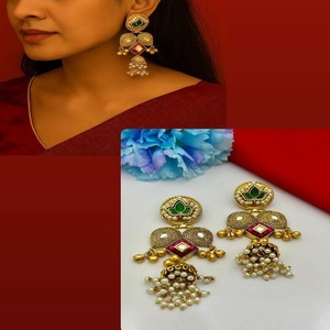 Pendientes tradicionales indios para mujer Pendientes de diseño último y único Ideal para bodas, festivales Par con traje o Sari - Product Image 1