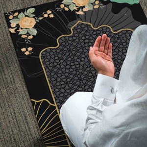 Tapis de prière noir à motifs floraux : Tapis de prière islamique musulman, tapis imprimé, tapis à poils doux - Product Image 2