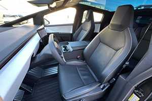 Camioneta Eléctrica 2024 con Tracción en las Cuatro Ruedas, Caja de Cambios Automática, Volante a la Izquierda, Bajo Kilometraje, Interior Oscuro, Alto Rendimiento, Autonomía de 601-700 km - Product Image 5