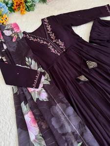 Acheter Robe en soie romaine de style ANARKALI avec Dupatta à vendre Élégante couleur violet clair col en V uni et chic - Product Image 4