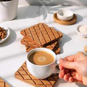 Sous-verre carré en bois de manguier avec motif de lignes uniques, article tendance ici - Product Image 1