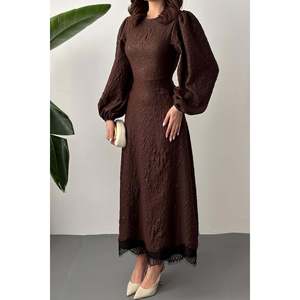 Vestido Largo Marrón con Cinturón y Detalles de Encaje Repujado - Marrón - Product Image 4