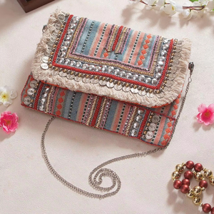 Pochette ethnique bohème artisanale exquise avec pompon, parfaite pour les mariages et les festivals, pour ajouter de l'élégance et de la couleur à votre tenue - Product Image 1