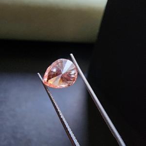 Elegante Anillo de Compromiso con Diamante Cultivado en Laboratorio de 1.72CT, Corte Pera, Color Rosa Fantasía, Certificado IGI - Product Image 4