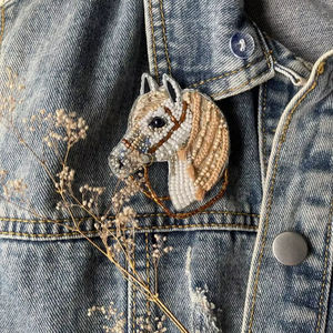 Broches Bordados con Cuentas de Semillas Hechos a Mano con Diseño de Logotipo Único, Broches Bordados con Cuentas de Semillas de glowin fashion - Product Image 5