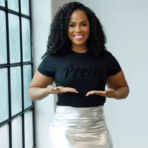 Camiseta gráfica negra 'APretty' para mujer, cuello redondo de manga corta con letras texturizadas, diseño inspirado en la Hermandad 2025, ropa griega - Product Image 1