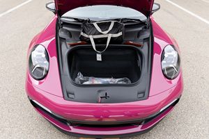 2024 911 Carrera T Coupé ~4,000 Millas, Transmisión Manual de 7 Velocidades, Ruby Star Neo, Mayormente sin Modificaciones - Product Image 5