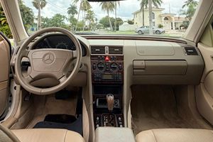 Mercedes-Benz C230 Kompressor Berline de 1999, occasion, sans réserve, 1 propriétaire, 4 cylindres suralimenté, provenance du sud, non modifié - Product Image 4