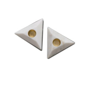 Bougeoir Tricia en marbre blanc design Triangle fait à la main pour la décoration de la maison - Product Image 1