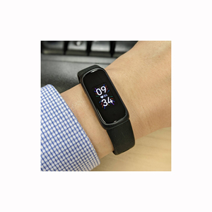 Monitor de Actividad Fiitbit Inspire 3 con Seguimiento de Salud Durante Todo el Día y Monitoreo de la Frecuencia Cardíaca - Product Image 3