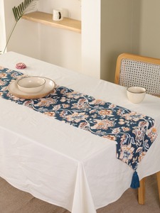 Chemin de table double couche en toile slub premium imprimé numériquement, motif floral, avec pompons, style damassé tissé, bleu floral pour salle à manger - Product Image 2