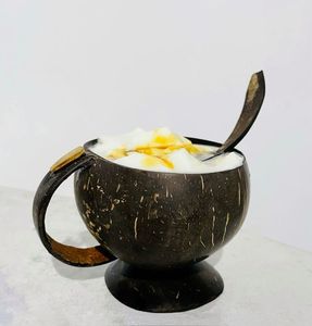 Gobelet en noix de coco fait main, conçu pour les dîners sur le thème tropical et la présentation de boissons naturelles - Product Image 1