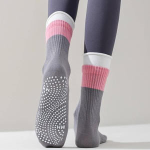 Chaussettes de yoga pour hommes en gros, OEM, double revers, avec grip, personnalisées, mi-mollet, color-block, en silicone antidérapant, respirantes, en maille, pour Pilates - Product Image 2