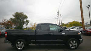 Venta al por mayor de autos usados Toyota Tundra SR5 Pickup 4D 6.5 pies con volante a la izquierda, navegación, Bluetooth, llantas de aleación y MP3, modelo 2018 - Product Image 4