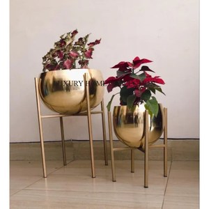 Elegante maceta de metal de calidad superior con un diseño de inspiración vintage para arreglos de plantas de oficina y jardín con estilo - Product Image 6