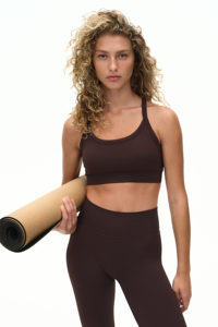 Sujetador deportivo cruzado para mujer con espalda descubierta y logotipo personalizado para gimnasio ajustable de color marrón para mujer al por mayor de chicas - Product Image 4